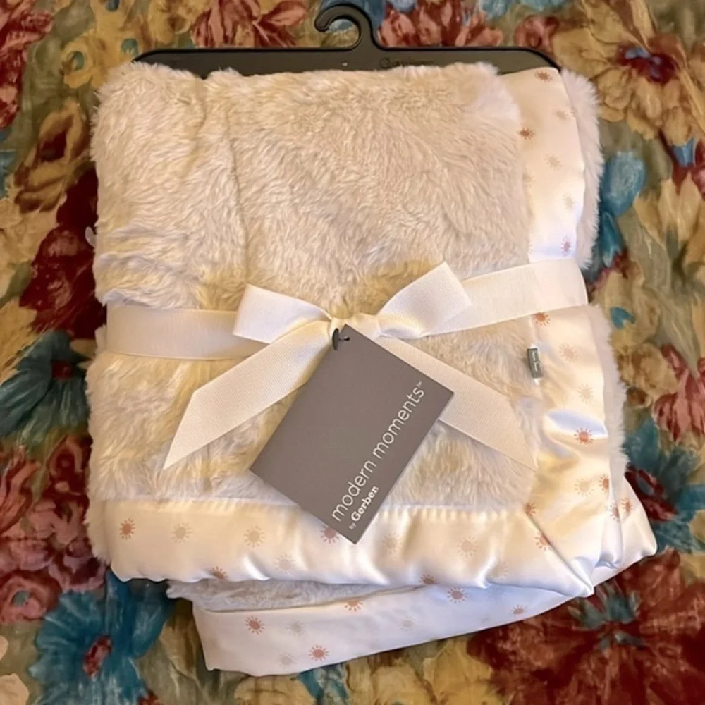 Brand New Modern Moments by Gerber Plush Baby Blanket w/ Satin Trim Neutral